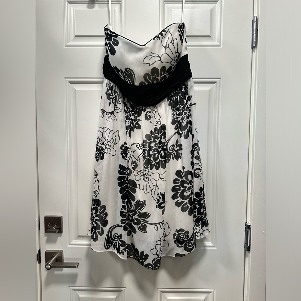 White House Black Market cocktail dress with beautiful floral print size 14